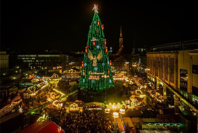 Dortmunder Weihnachtsbaum inmitten des Weihnachtsmarktes.