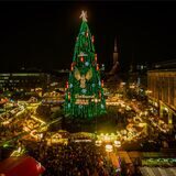 Dortmunder Weihnachtsbaum inmitten des Weihnachtsmarktes.