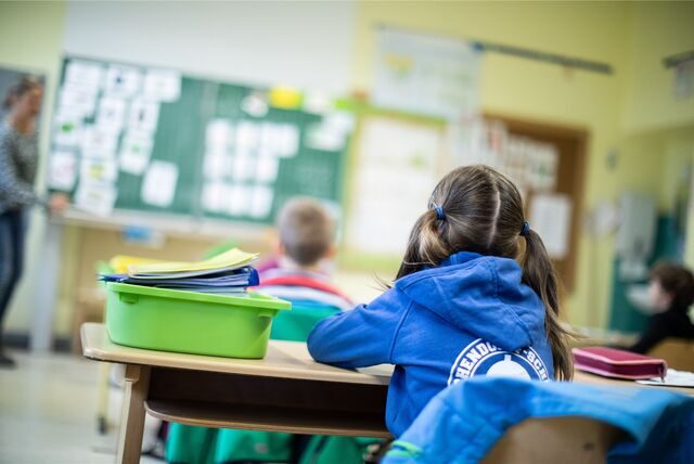 Das Symbolbild zeigt eine Schülerin in einem Klassenzimmer. Viele Schüler pendeln aus Oer-Erkenschwick nach Recklinghausen.