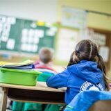 Das Symbolbild zeigt eine Schülerin in einem Klassenzimmer. Viele Schüler pendeln aus Oer-Erkenschwick nach Recklinghausen.