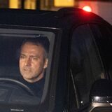 Hansi Flick sitzt am Steuer seines Autos.