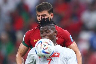 Breel Embolo (Schweiz, unten) und Ruben Dias (Portugal)