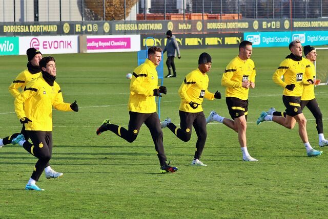 Die BVB-Spieler beim Lauftraining in Brackel.