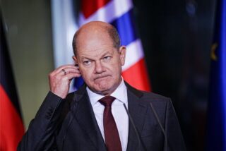 Bundeskanzler Olaf Scholz (SPD) gibt nach einem Gespräch mit dem norwegischen Ministerpräsidenten eine Pressekonferenz.