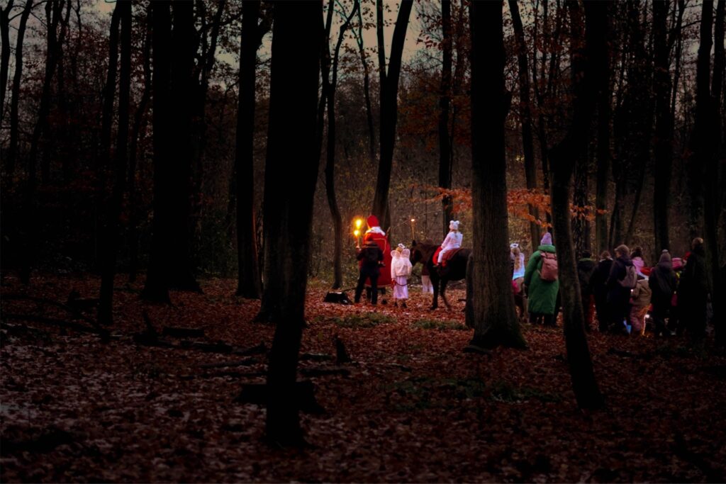 Der Nikolaus kommt mit seinem Gefolge durch den Wald. Der Nikolaus kommt mit seinem Gefolge durch den Wald.