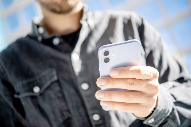 Ein Mann tippt auf seinem Handy