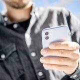 Ein Mann tippt auf seinem Handy