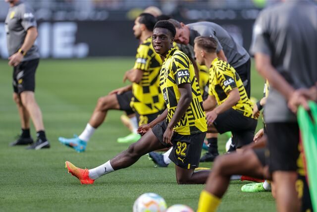 Abdoulaye Kamara streckt sein rechtes Bein aus.