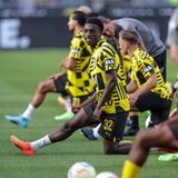 Abdoulaye Kamara streckt sein rechtes Bein aus.
