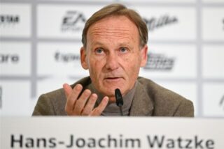 Hans-Joachim Watzke spricht in ein Mikrofon.