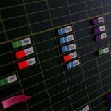 Links die Stundentafel einer Grundschule, rechts Thomas Spliethoff von der Haldenwangschule