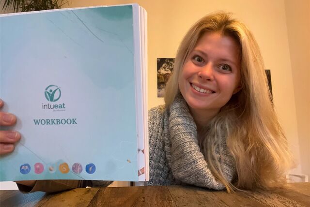 Carolin West mit einem Workbook von intueat