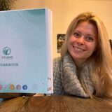 Carolin West mit einem Workbook von intueat