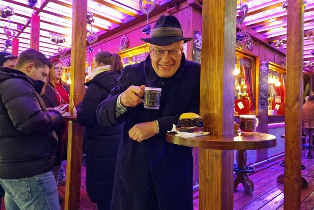 Günther Overkamp liebt den Weihnachtsmarkt,  Schinkenbrötchen und Glühwein. Wenn er ihn selbst zubereitet, trinkt er ihn am liebsten als Punsch.