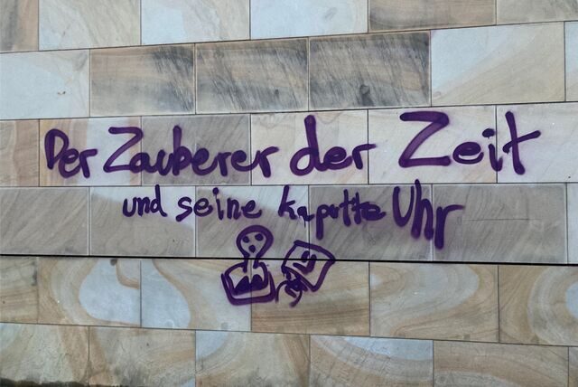 Auf eine Sandsteinmauer in der Dortmunder Innenstadt haben Unbekannte einen Schriftzug gesprüht.