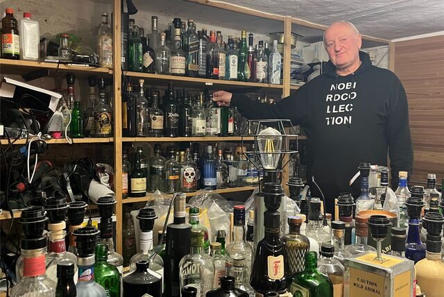 Ein Regal mit Hunderten an Flaschen: Norbert Anders stellt seinen Arbeitskeller vor.