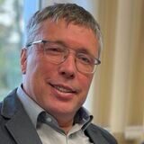 Der städtische Beigeordnete für Bildung und Soziales, Hermann Pieper, und Susanne Schulte-Hullern, Leiterin der Süder Grundschule.