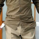 Mann mit leeren Taschen