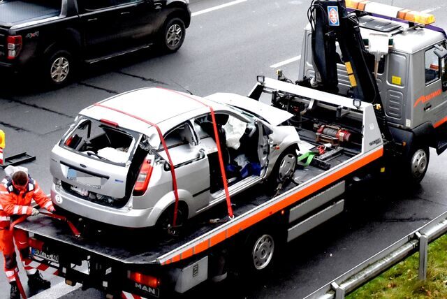 Ein Auto steht auf einem Abschleppwagen auf der A 31.