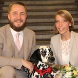 Timo und Franziska hocken zusammen mit Hund Paul vor der Treppe des Dortmunder Standesamtes, wo die beiden gerade geheiratet haben.