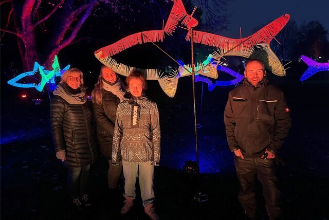 Parkleiterin Annette Kulozik, Bonita Fahrenhorst (Öffentlichkeitsarbeit Westfalenpark), Nicole Hille (Veranstaltungsteam Westfalenpark) und Christian Paeger (Techniker von World of Lights) präsentieren eine bunte Lichtinstallation mit Fischen.