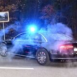 Ein ziviles Polizeifahrzeug fährt aus der Außenstelle des Bundesgerichtshof (BGH).