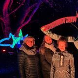 Parkleiterin Annette Kulozik, Bonita Fahrenhorst (Öffentlichkeitsarbeit Westfalenpark), Nicole Hille (Veranstaltungsteam Westfalenpark) und Christian Paeger (Techniker von World of Lights) präsentieren eine bunte Lichtinstallation mit Fischen.