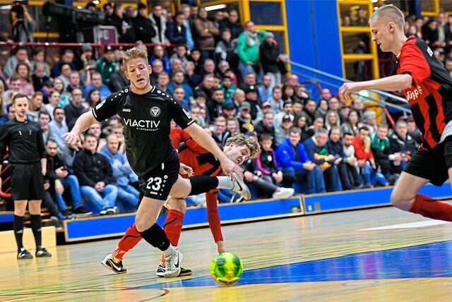 Volle Hütte: So wie hier bei 14. Mitternachtscup hofft die DJK Spvgg. Herten auch am 30. Dezember auf eine volle Tribüne in der Sporthalle der Rosa-Parks-Schule.