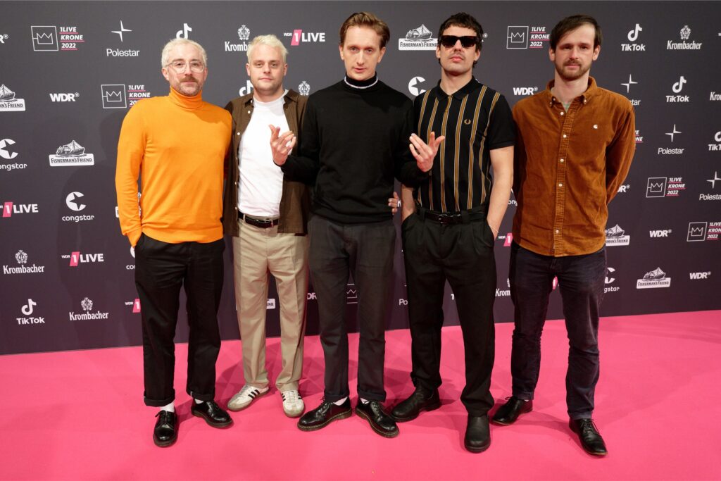Die Band Kraftclub kommt über den Roten Teppich zur Verleihung der 1Live Krone in der Jahrhunderthalle.