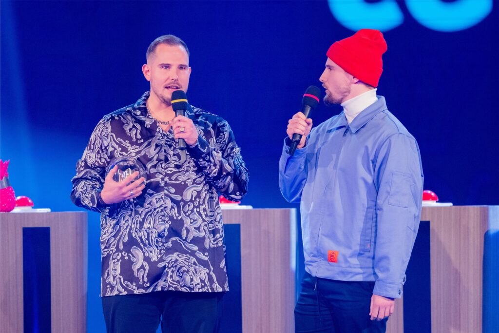 Die Zwillinge Dennis (l) und Benjamin Wolter freuen sich über den Preis in der Kategorie "Beste Comedy" bei der Verleihung der 1Live Krone in der Jahrhunderthalle.