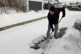 Prinzipiell ist der Winterdienst auf öffentlichen Straßen und Wegen Aufgabe der Gemeinde. Grundlage dafür ist die sogenannte Verkehrssicherungspflicht. Diese wird bei öffentlichen Gehwegen jedoch meist auf die Grundstückseigentümer übertragen. Private Zufahrten, wie hier in einem Beispiel in Holzwickede, müssen ohnehin von den Eigentümern oder ihren Mietern geräumt werden.