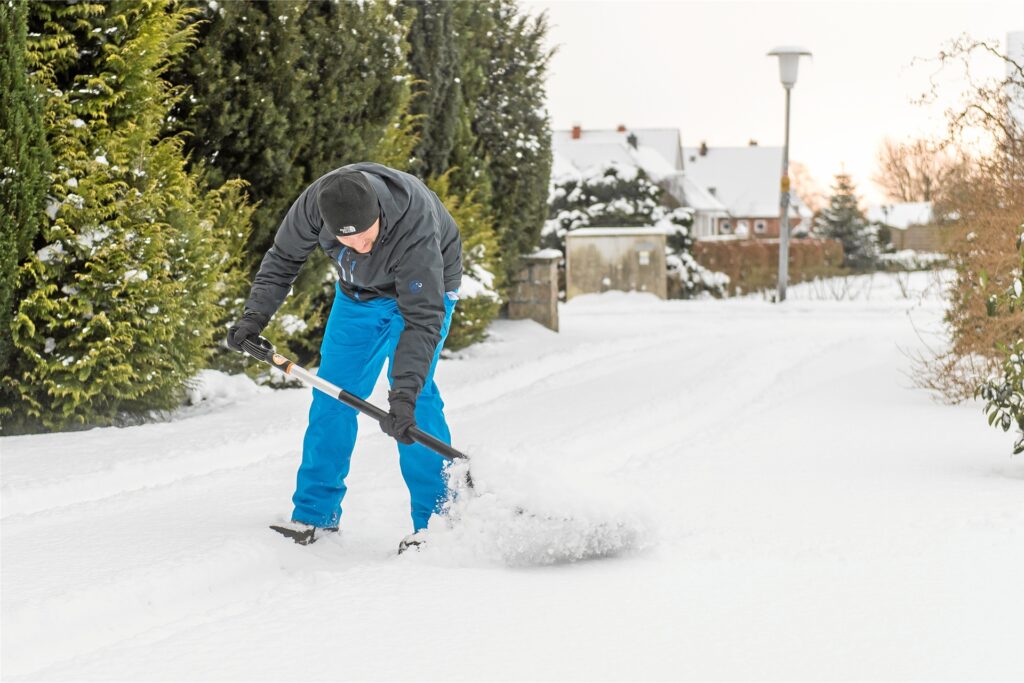 Streusalz ist vielerorts verboten: Schnee schieben gehört daher meistens zu den Pflichten von Haus- und Grundstückseigentümern. Die Obliegenheit lässt sich vertraglich auf Mieter übertragen. Streusalz ist vielerorts verboten: Schnee schieben gehört daher meistens zu den Pflichten von Haus- und Grundstückseigentümern. Die Obliegenheit lässt sich vertraglich auf Mieter übertragen.