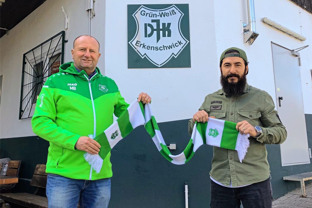 Vor der Saison 2021/22 freute sich der damalige Sportliche Leiter Michael Blum (l.) über die Zusage von Ex-Westfalenligaspieler Ertan Temel. Für Blum war es der wohl größte Wechsel-Coup in seiner Amtszeit bei den Grün-Weißen. Vor der Saison 2021/22 freute sich der damalige Sportliche Leiter Michael Blum (l.) über die Zusage von Ex-Westfalenligaspieler Ertan Temel. Für Blum war es der wohl größte Wechsel-Coup in seiner Amtszeit bei den Grün-Weißen.
