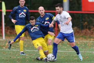 Für Mario Djordic (am Ball) und den FC Castrop-Rauxel steht bereits der zweite Spieltag des Jahres an – in Mengede. Die Spvg Schwerin (blaue Hemden) tritt beim TuS Heven an.