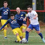 Für Mario Djordic (am Ball) und den FC Castrop-Rauxel steht bereits der zweite Spieltag des Jahres an – in Mengede. Die Spvg Schwerin (blaue Hemden) tritt beim TuS Heven an.