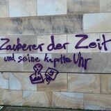 Auf eine Sandsteinmauer in der Dortmunder Innenstadt haben Unbekannte einen Schriftzug gesprüht.