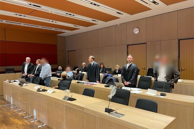 Die Angeklagten kurz vor Prozessbeginn am 10. August 2022