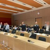 Die Angeklagten kurz vor Prozessbeginn am 10. August 2022