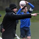 Als Trainer des FC Frohlinde tritt Sascha Rammel (r) gegen Mengede 08/20 seine abschließende Schicht an.