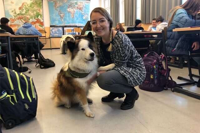 Carmen Hullmann und Schulhund Peanut sind beim Unterricht am Adalbert-Stifter-Gymnasium ein eingespieltes Team.