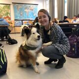 Carmen Hullmann und Schulhund Peanut sind beim Unterricht am Adalbert-Stifter-Gymnasium ein eingespieltes Team.