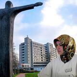 Montage: eine Frau mit Kopftuch vor einem Krankenhaus mit Jesus-Skulptur.