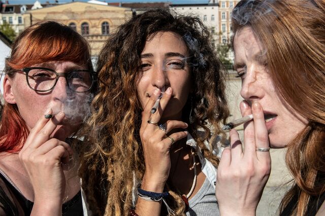 Drei Frauen rauchen bei einer Protestaktion für legalen Cannabis-Konsum im Görlitzer Park 2019 einen Joint.