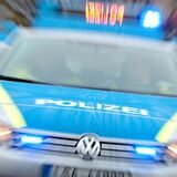 Ein Streifenwagen der Polizei mit Blaulicht.