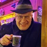 Günther Overkamp liebt den Weihnachtsmarkt,  Schinkenbrötchen und Glühwein. Wenn er ihn selbst zubereitet, trinkt er ihn am liebsten als Punsch.