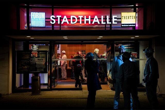 Viele Gäste in Bergmannskluft stehen vor und in der Stadthalle beim Musical Radio Ruhrpott