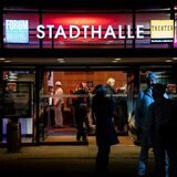 Viele Gäste in Bergmannskluft stehen vor und in der Stadthalle beim Musical Radio Ruhrpott
