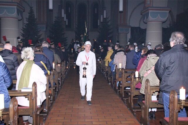 Bergmann in gut besetzter Kirche