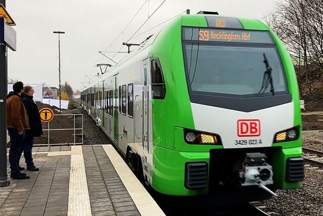 Die S9 nach Recklinghausen steht am Gleis