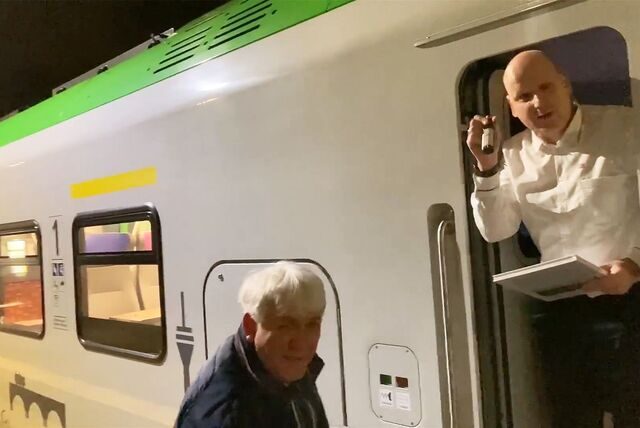 Straßenbahn-Fan und Hobby-Historiker Franz-Josef Hauke (64, l.) überreicht Lokführer Mike Kihm (44) ein Schnäpschen – für nach der Schicht natürlich – und ein Exemplar des Buches „Linie 9“, das er geschrieben hat. Es geht aber nicht um die S-Bahn-Linie S9, sondern um die legendäre Straßenbahnlinie 9.